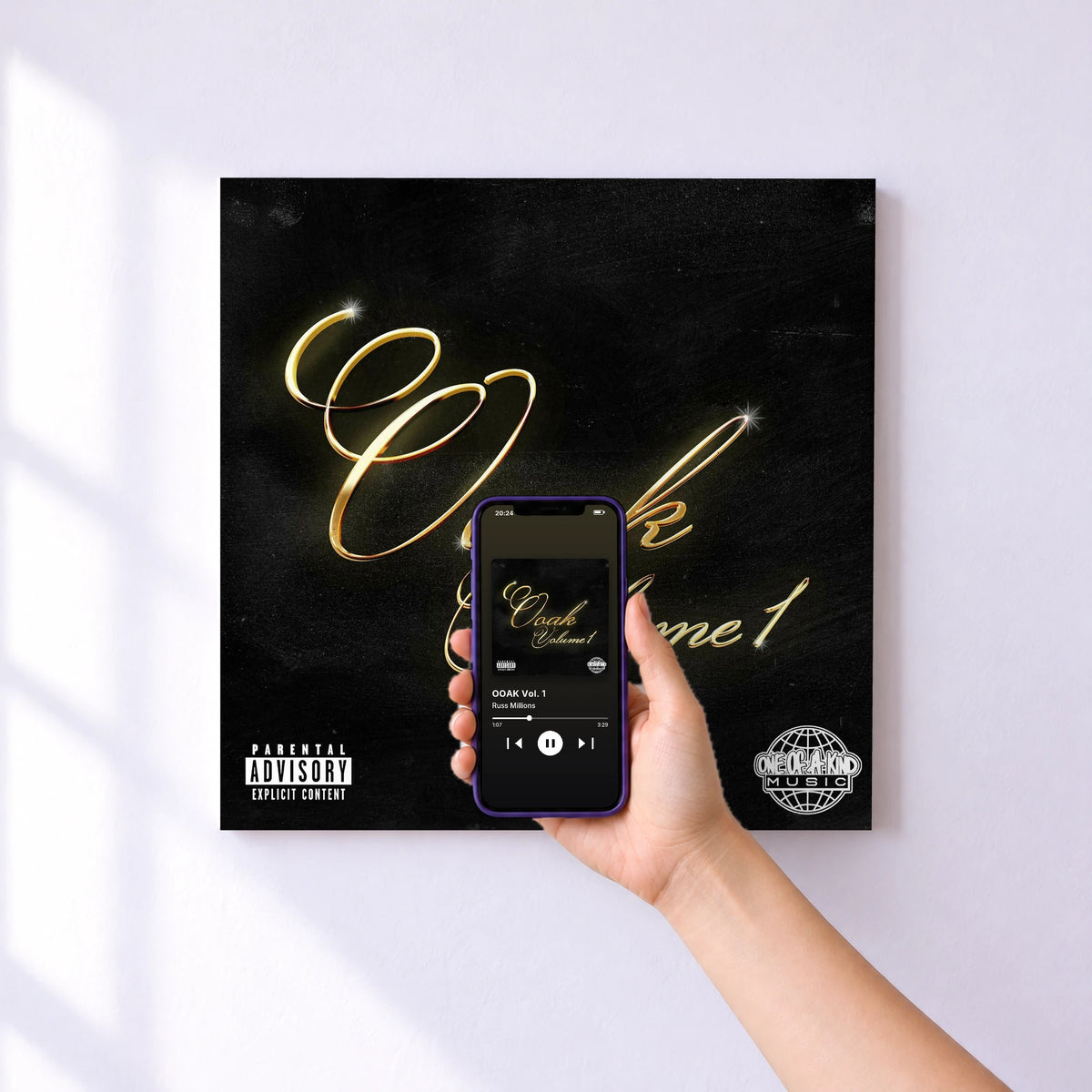 Affiche connectée OOAK Vol. 1 de Russ Millions au mur : l'album se lance en approchant le téléphone