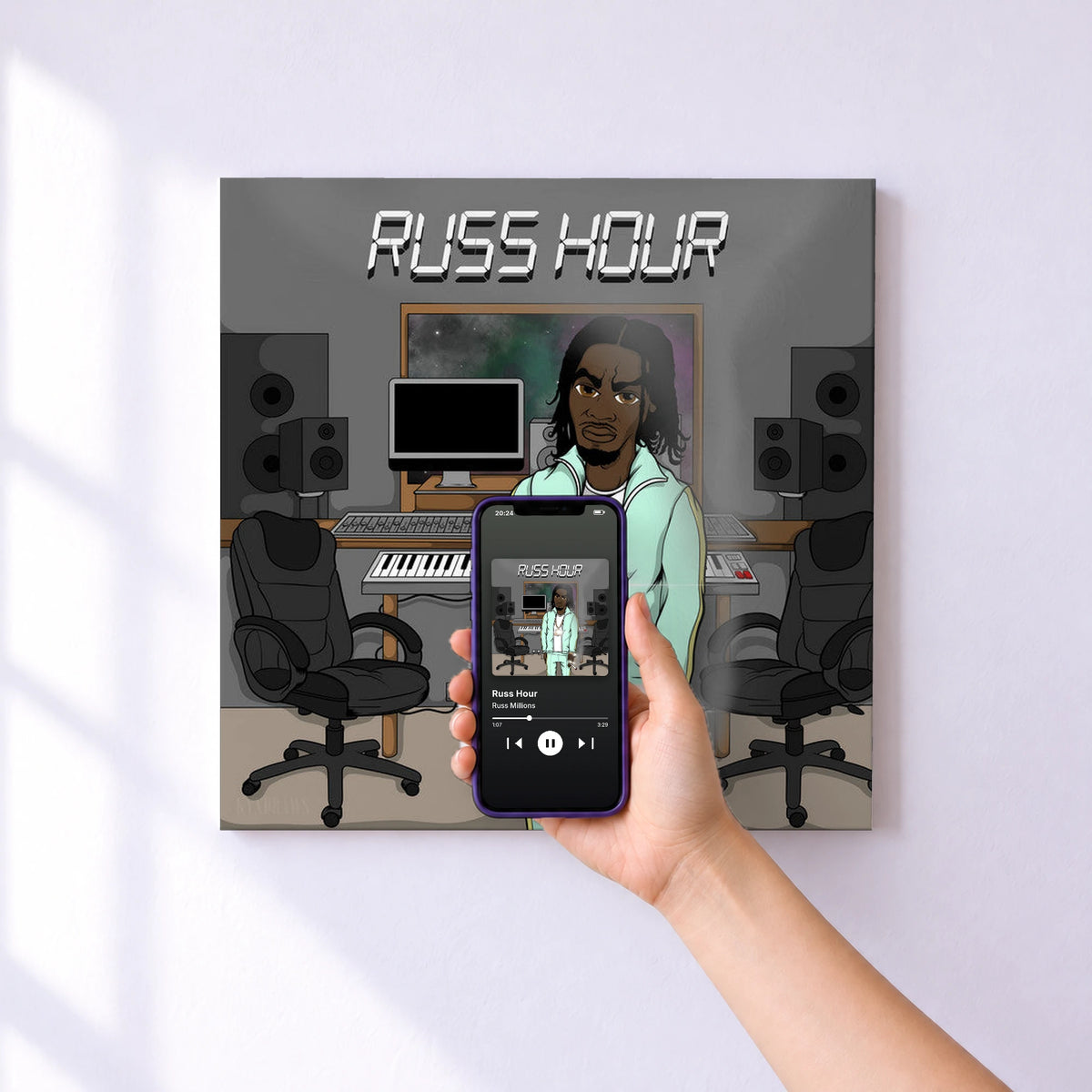 Affiche connectée Russ Hour de Russ Millions au mur : l'album se lance en approchant le téléphone