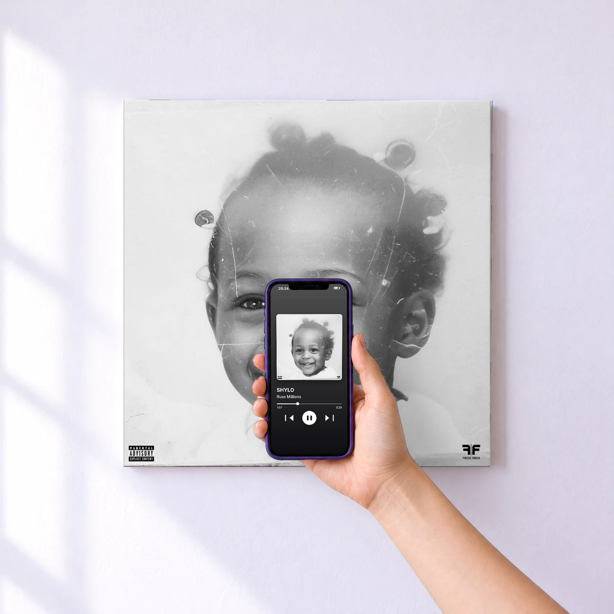 Affiche connectée SHYLO de Russ Millions au mur : l'album se lance en approchant le téléphone