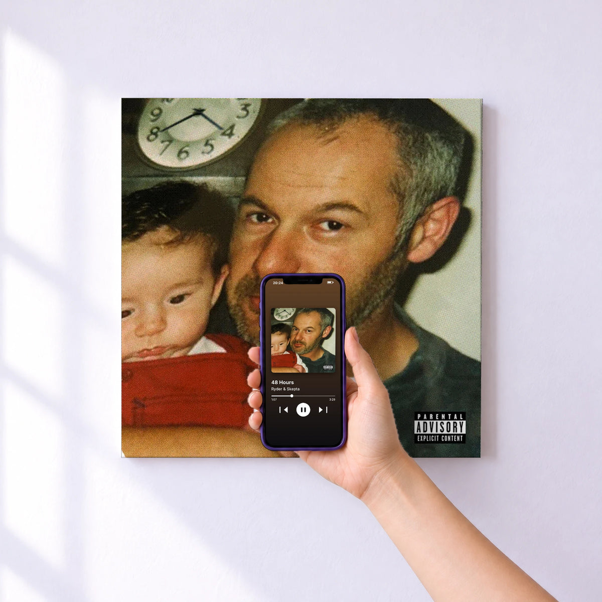 Affiche connectée 48 Hours de Ryder & Skepta au mur : l'album se lance en approchant le téléphone