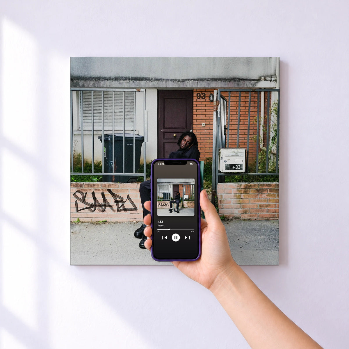 Affiche connectée +33 de Saaro au mur : l'album se lance en approchant le téléphone