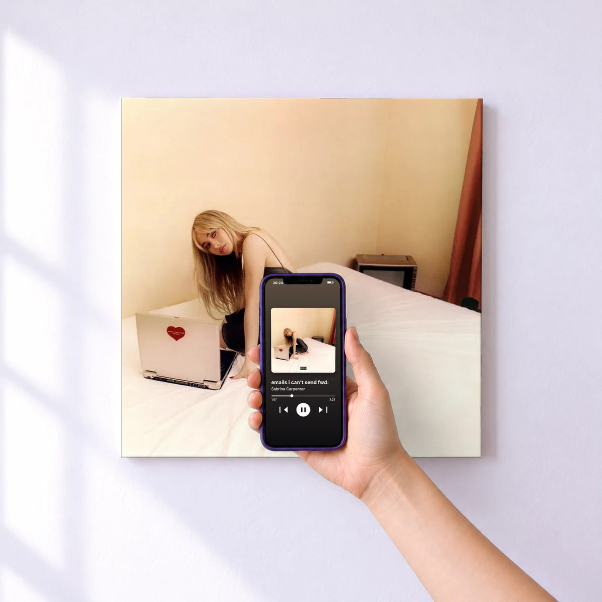 Affiche connectée emails i can’t send fwd: de Sabrina Carpenter au mur : l'album se lance en approchant le téléphone