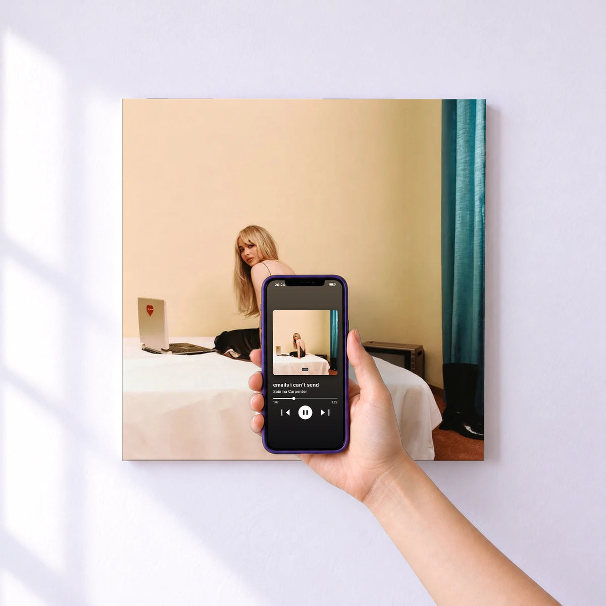 Affiche connectée emails i can't send de Sabrina Carpenter au mur : l'album se lance en approchant le téléphone