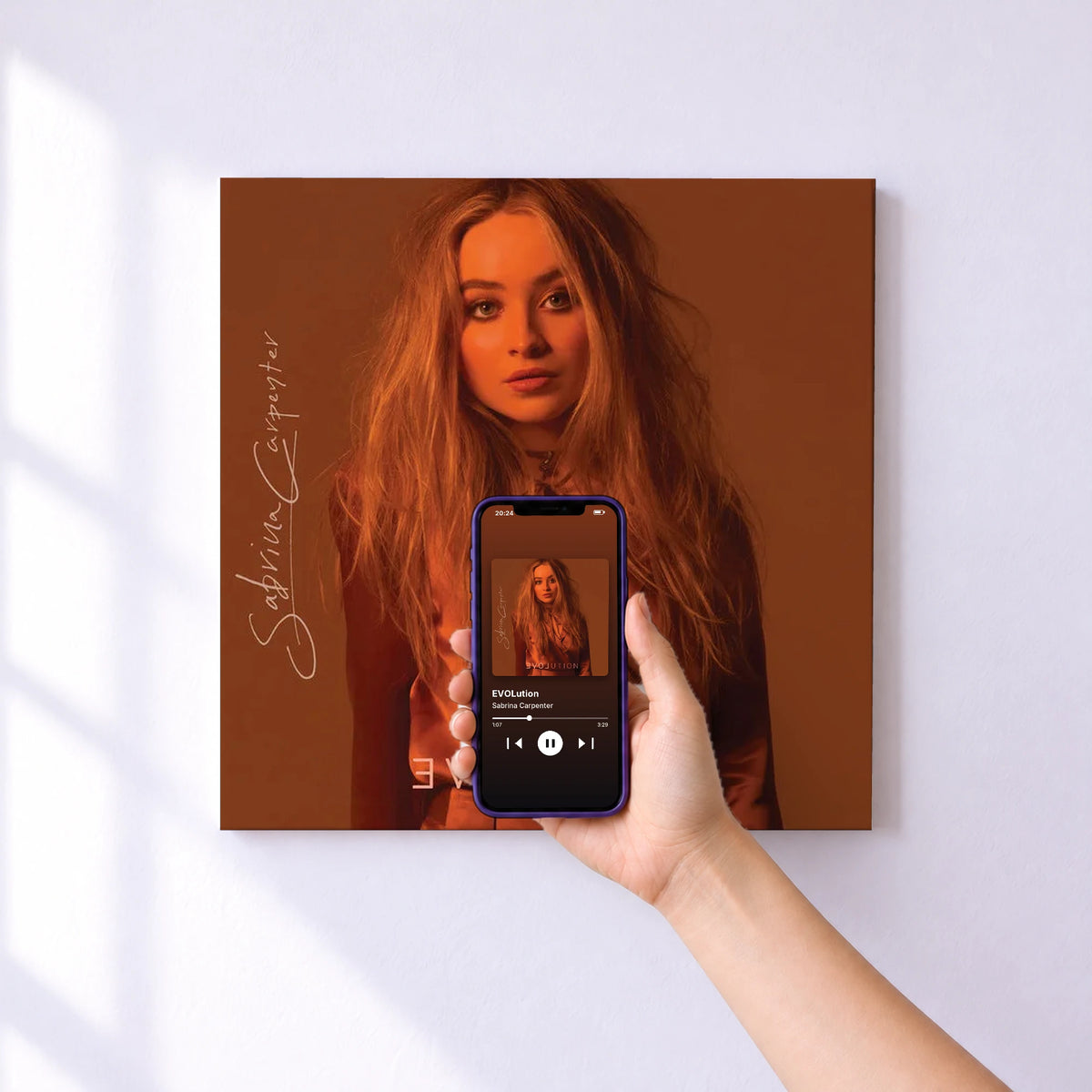 Affiche connectée EVOLution de Sabrina Carpenter au mur : l'album se lance en approchant le téléphone