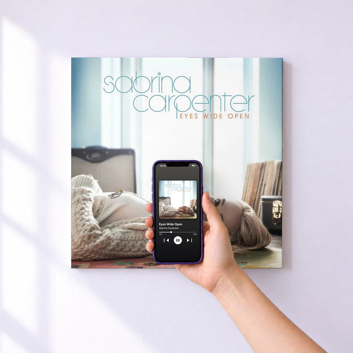 Affiche connectée Eyes Wide Open de Sabrina Carpenter au mur : l'album se lance en approchant le téléphone