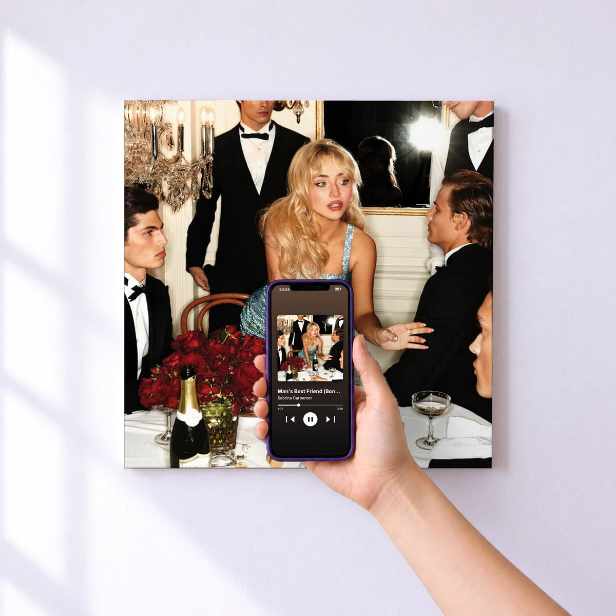 Affiche connectée Man’s Best Friend (Bonus Track Version) de Sabrina Carpenter au mur : l'album se lance en approchant le téléphone