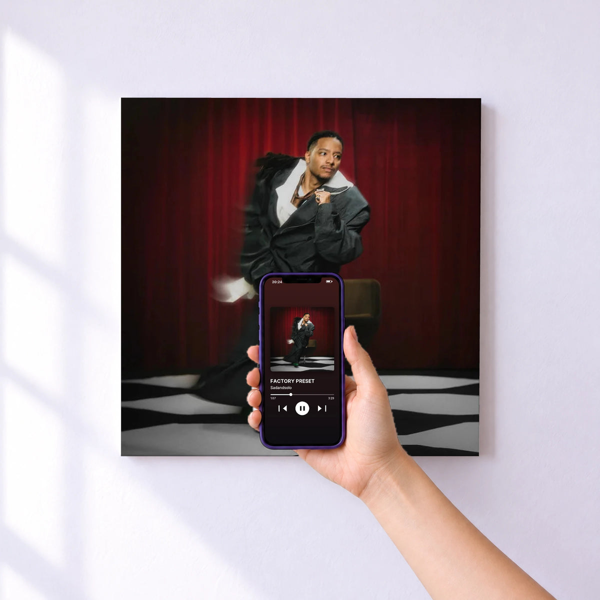 Affiche connectée FACTORY PRESET de Sadandsolo au mur : l'album se lance en approchant le téléphone