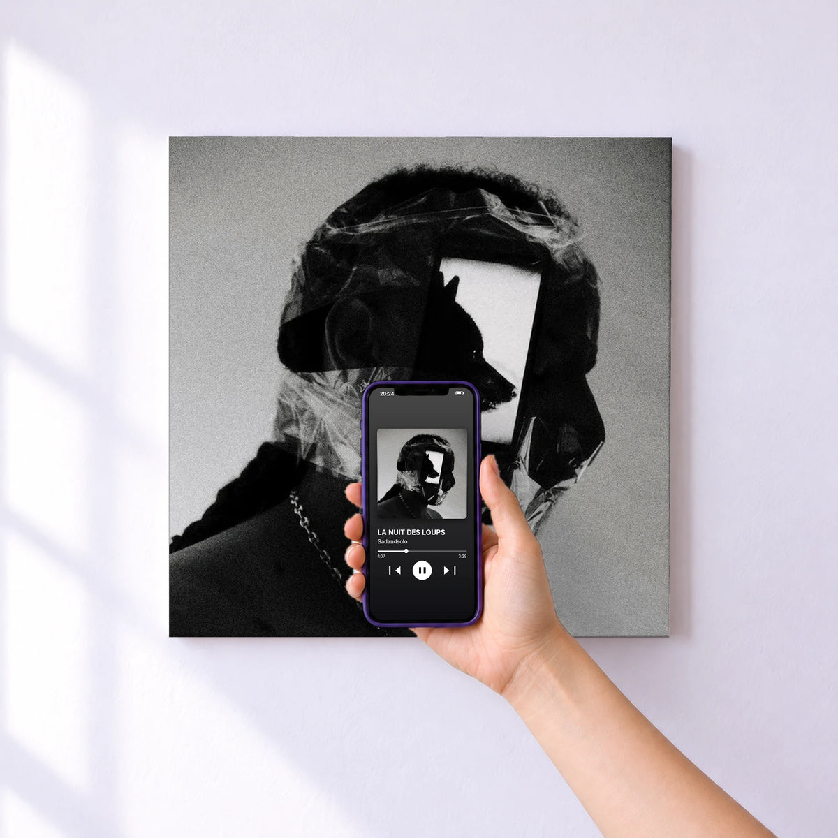 Affiche connectée LA NUIT DES LOUPS de Sadandsolo au mur : l'album se lance en approchant le téléphone