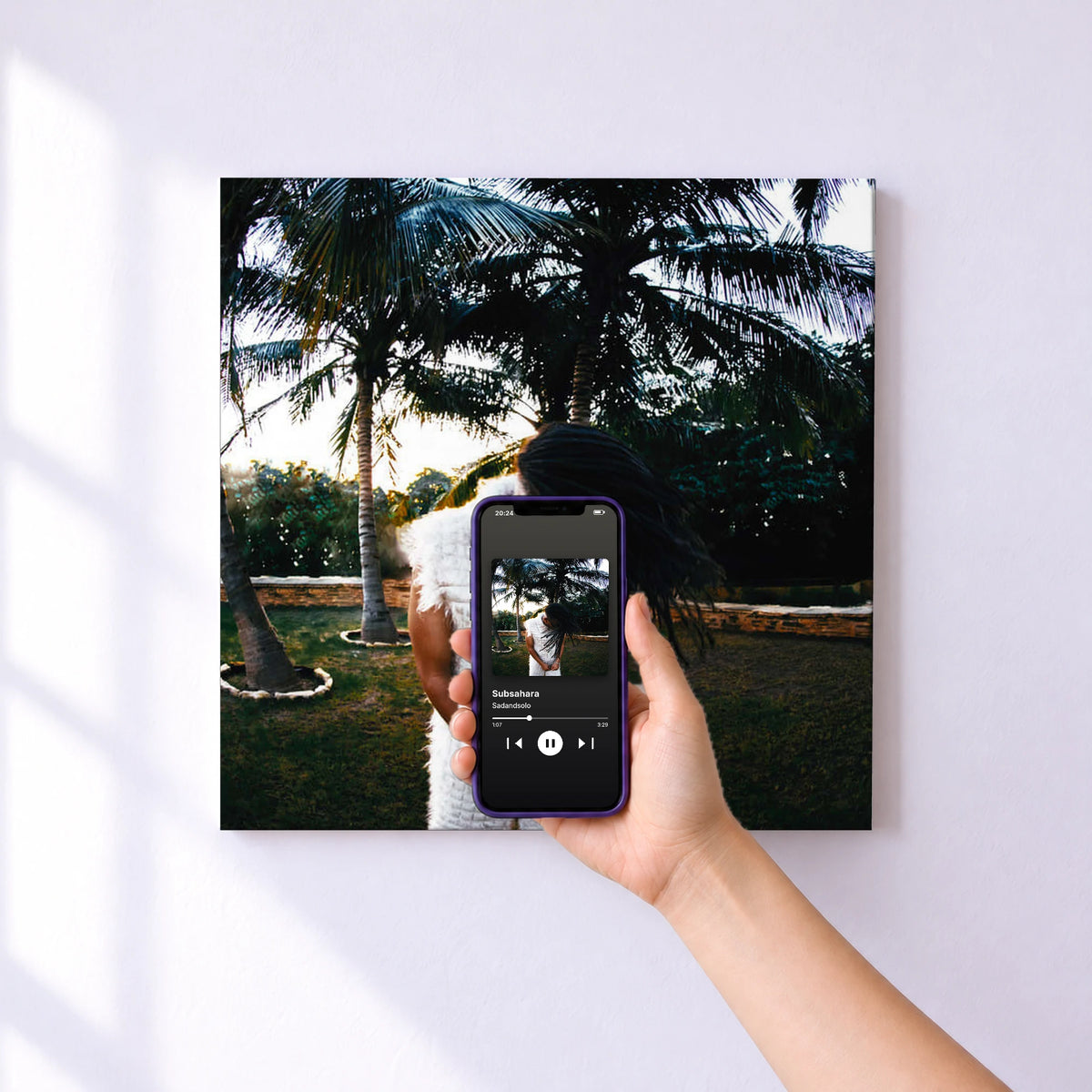 Affiche connectée Subsahara de Sadandsolo au mur : l'album se lance en approchant le téléphone
