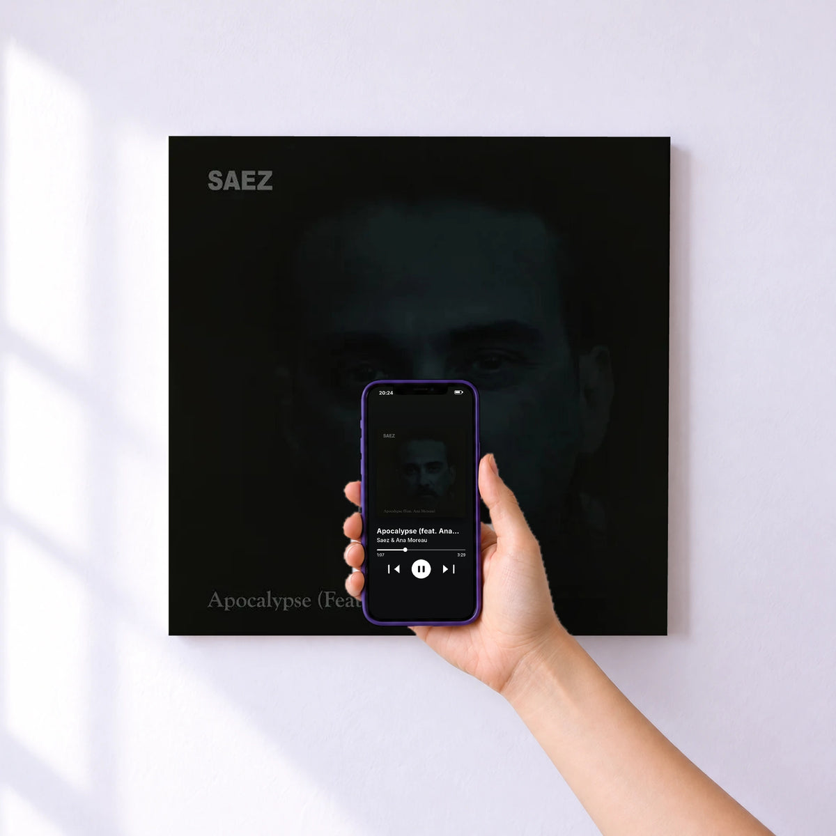 Affiche connectée Apocalypse (feat. Ana Moreau) de Saez & Ana Moreau au mur : l'album se lance en approchant le téléphone