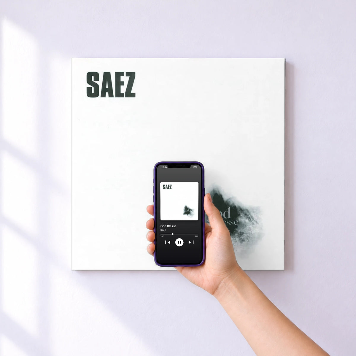 Affiche connectée God Blesse de Saez au mur : l'album se lance en approchant le téléphone