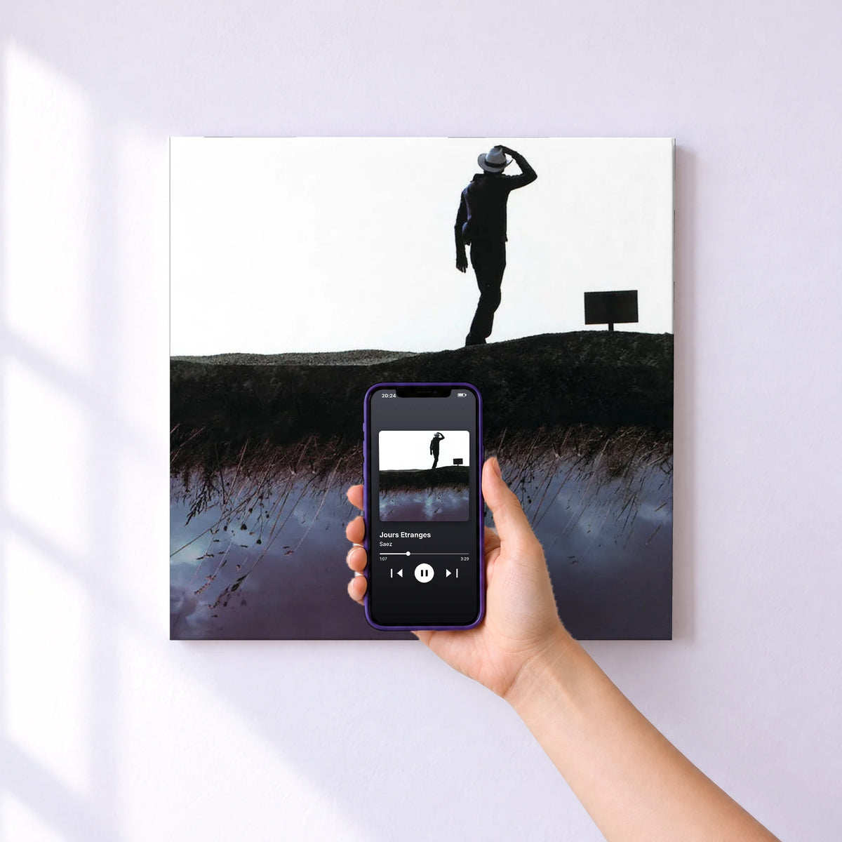 Affiche connectée Jours Etranges de Saez au mur : l'album se lance en approchant le téléphone