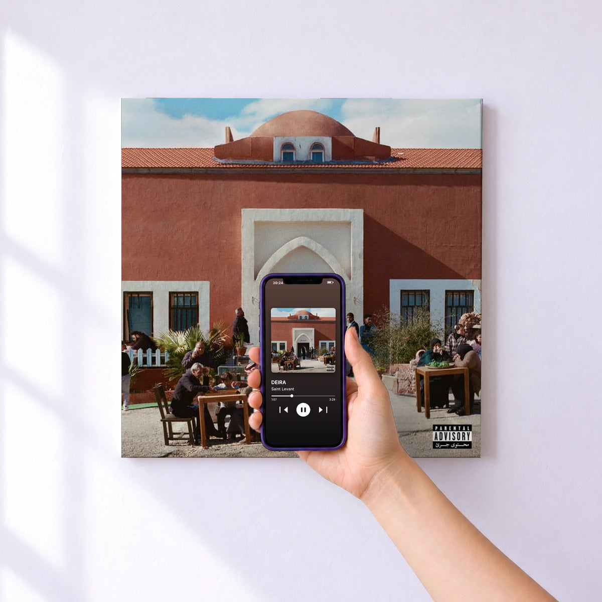 Affiche connectée DEIRA de Saint Levant au mur : l'album se lance en approchant le téléphone