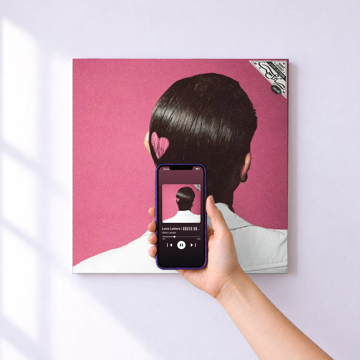 Affiche connectée Love Letters / رسائل حب (Deluxe) de Saint Levant au mur : l'album se lance en approchant le téléphone