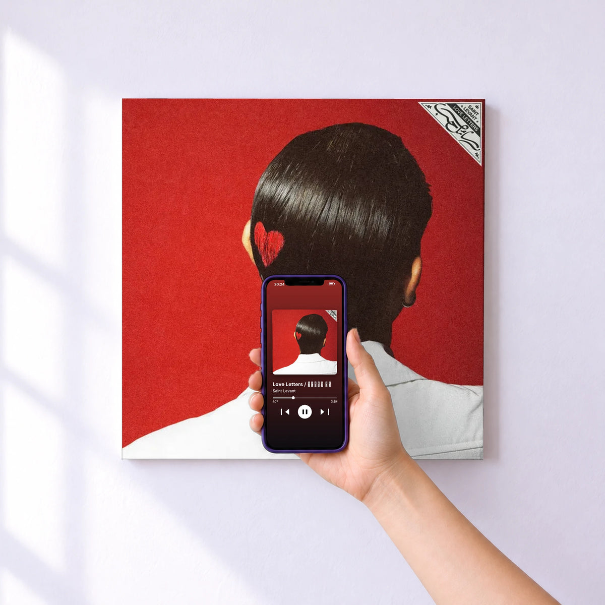 Affiche connectée Love Letters / رسائل حب de Saint Levant au mur : l'album se lance en approchant le téléphone