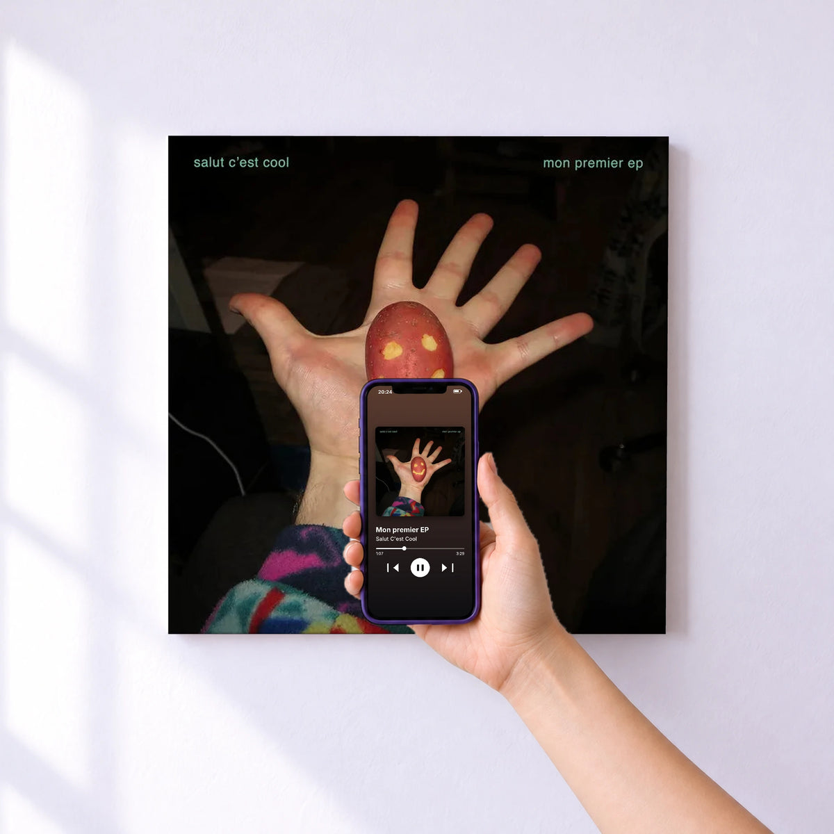 Affiche connectée Mon premier EP de Salut C'est Cool au mur : l'album se lance en approchant le téléphone