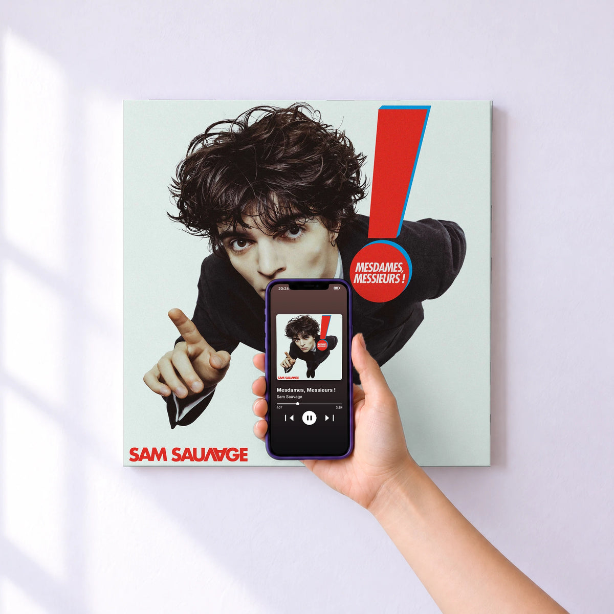Affiche connectée Mesdames, Messieurs ! de Sam Sauvage au mur : l'album se lance en approchant le téléphone