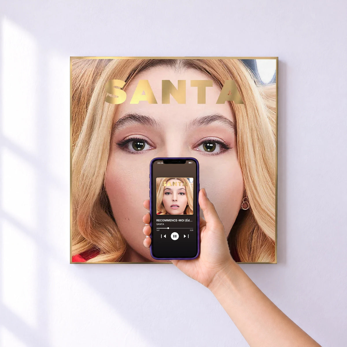 Affiche connectée RECOMMENCE-MOI (Édition OR) de SANTA au mur : l'album se lance en approchant le téléphone