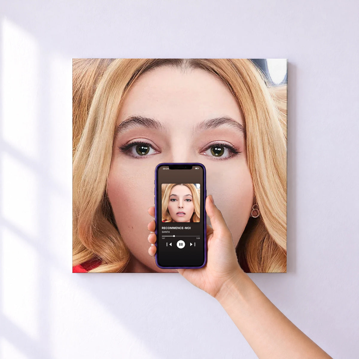 Affiche connectée RECOMMENCE-MOI de SANTA au mur : l'album se lance en approchant le téléphone