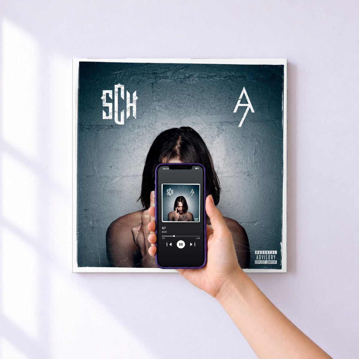 Affiche connectée A7 de SCH au mur : l'album se lance en approchant le téléphone