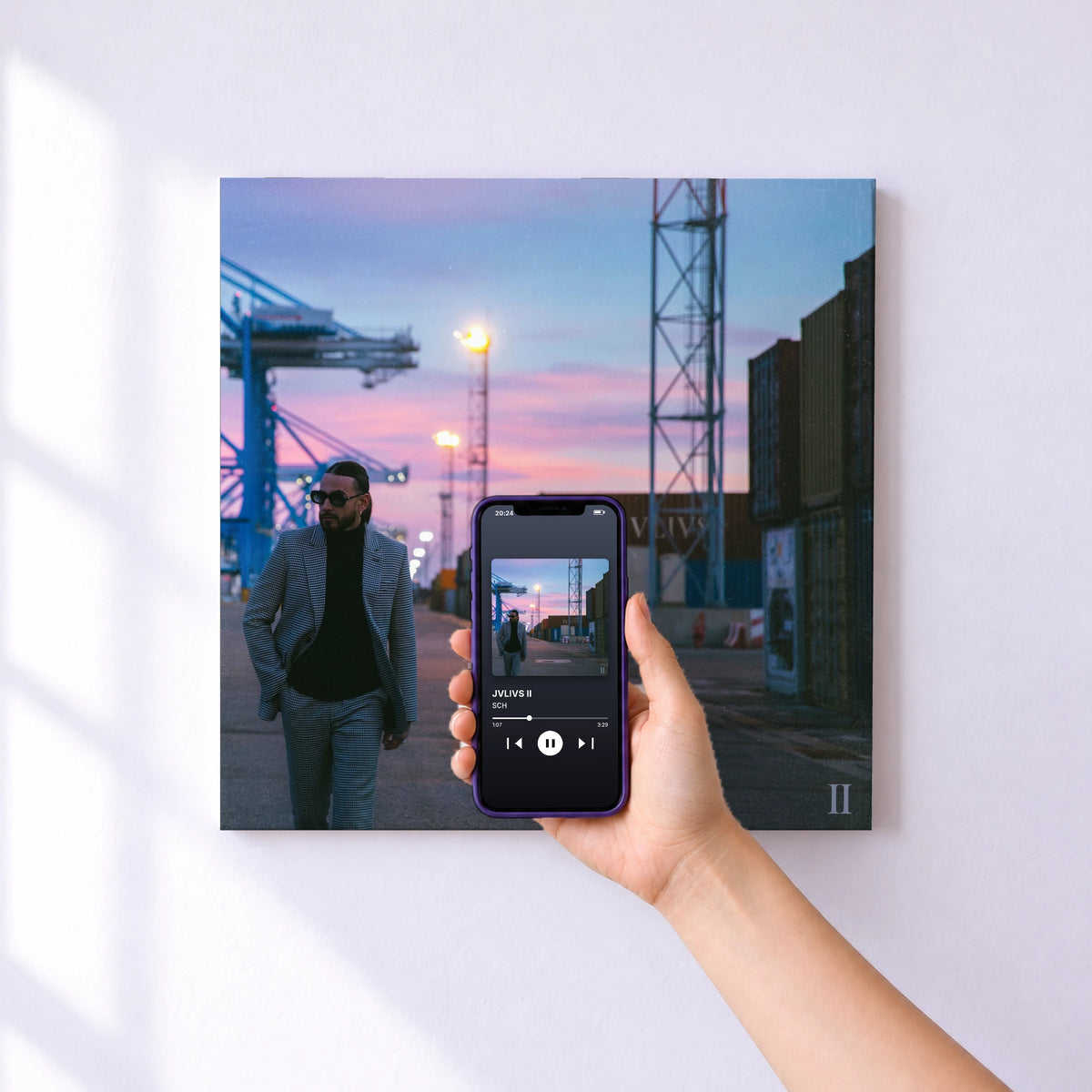 Affiche connectée JVLIVS II de SCH au mur : l'album se lance en approchant le téléphone