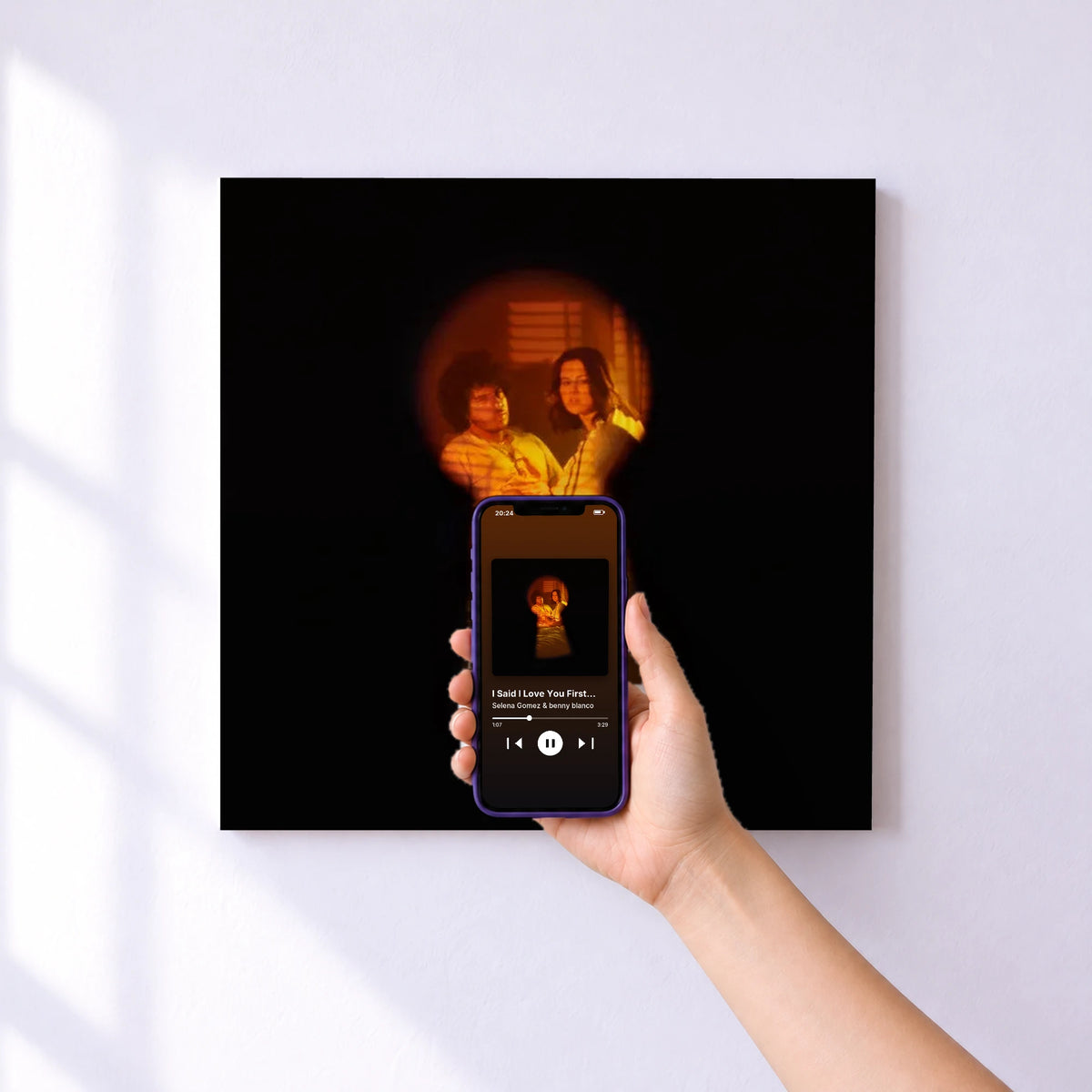 Affiche connectée I Said I Love You First... de Selena Gomez & benny blanco au mur : l'album se lance en approchant le téléphone