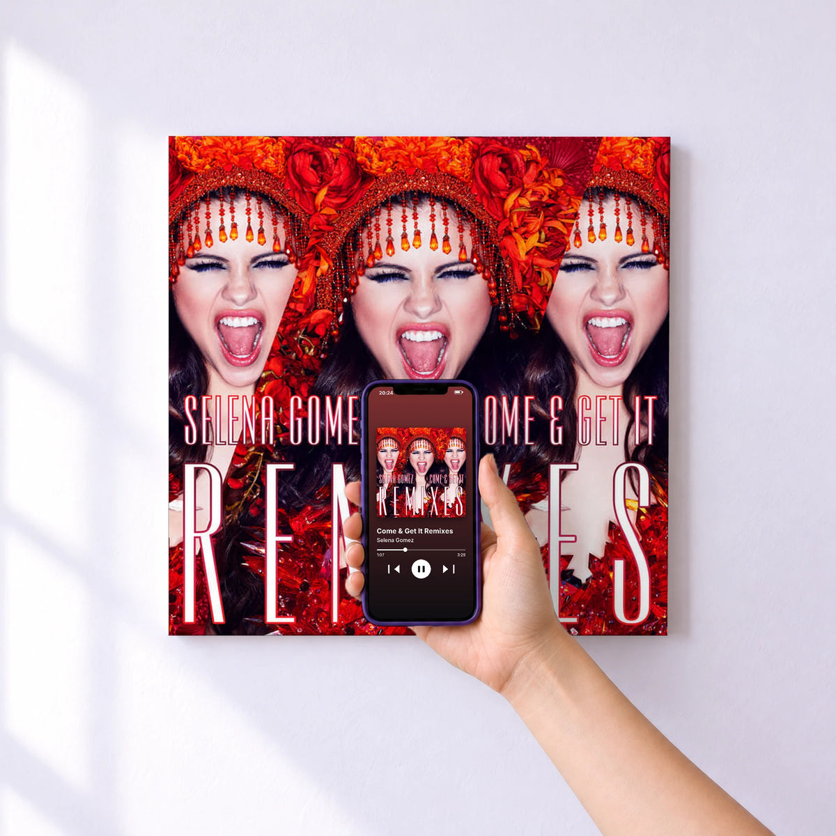 Affiche connectée Come & Get It Remixes de Selena Gomez au mur : l'album se lance en approchant le téléphone