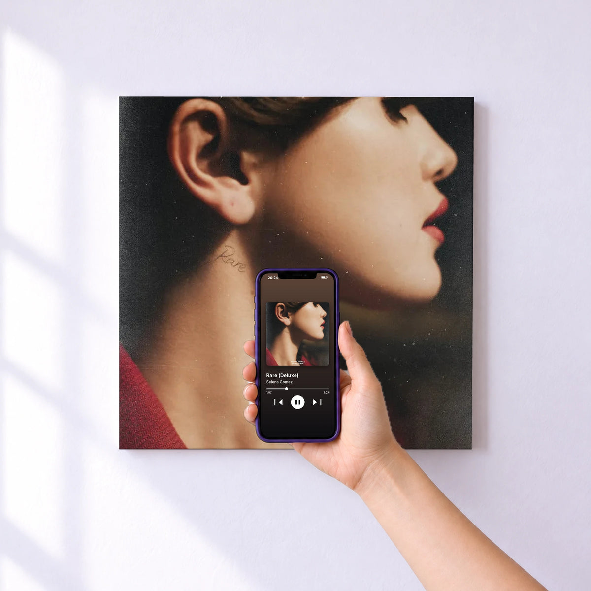 Affiche connectée Rare (Deluxe) de Selena Gomez au mur : l'album se lance en approchant le téléphone