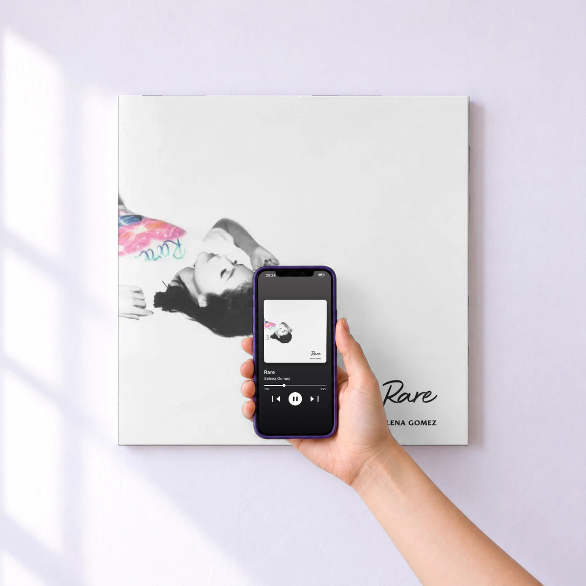 Affiche connectée Rare de Selena Gomez au mur : l'album se lance en approchant le téléphone