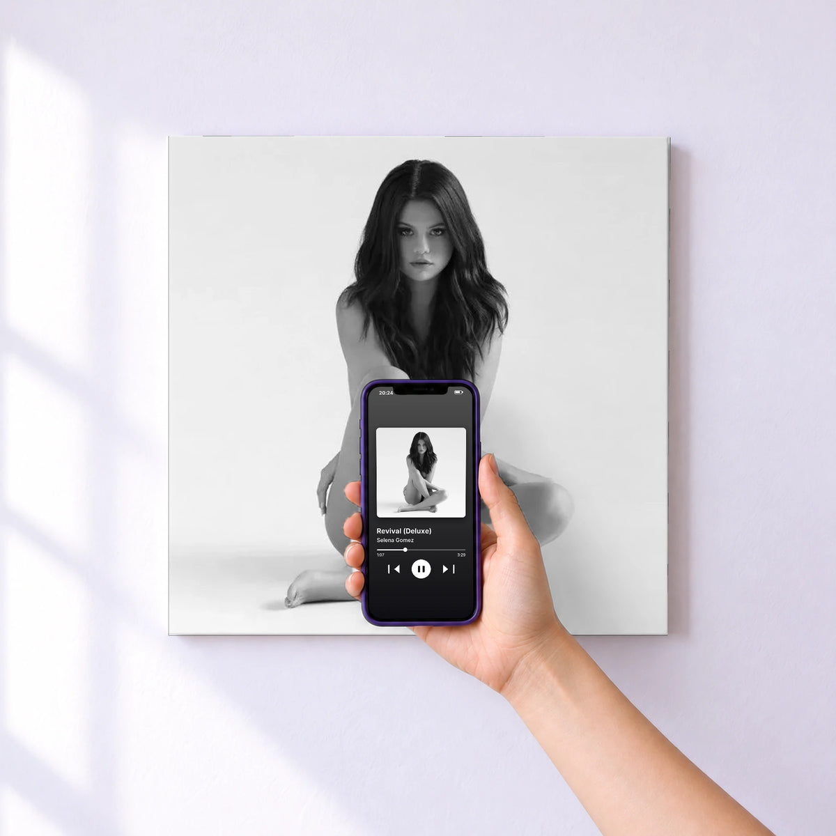 Affiche connectée Revival (Deluxe) de Selena Gomez au mur : l'album se lance en approchant le téléphone