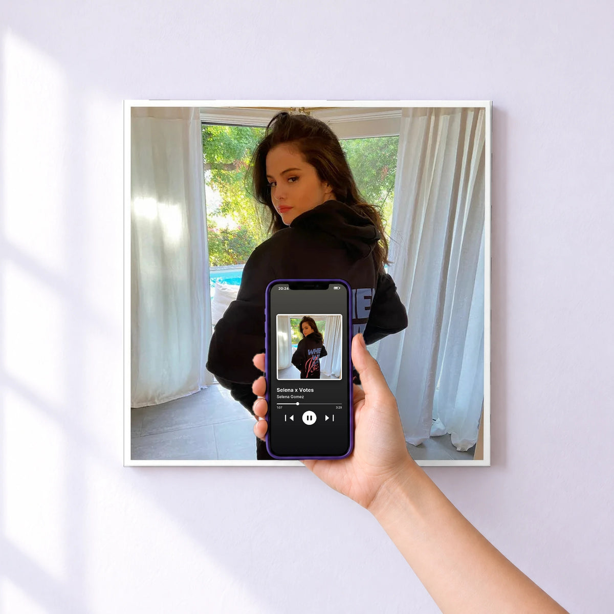 Affiche connectée Selena x Votes de Selena Gomez au mur : l'album se lance en approchant le téléphone