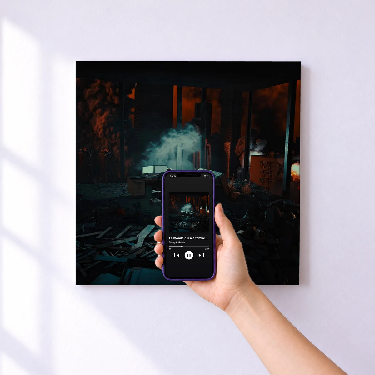 Affiche connectée Le monde qui me tombe sur la tête de Selug & $enar au mur : l'album se lance en approchant le téléphone