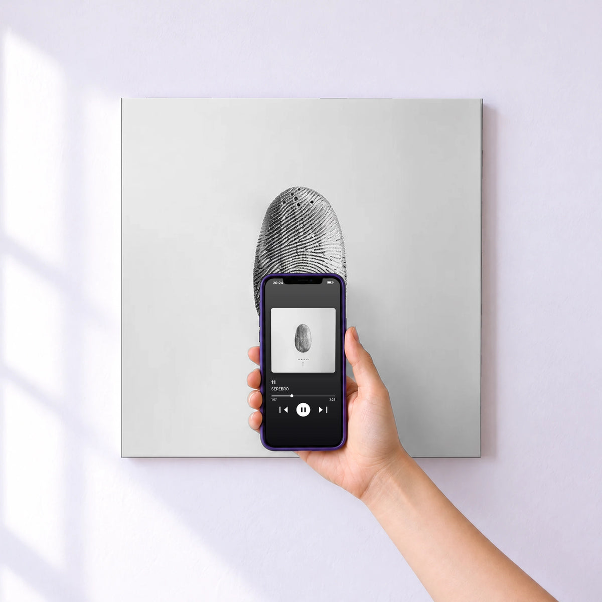 Affiche connectée 11 de SEREBRO au mur : l'album se lance en approchant le téléphone
