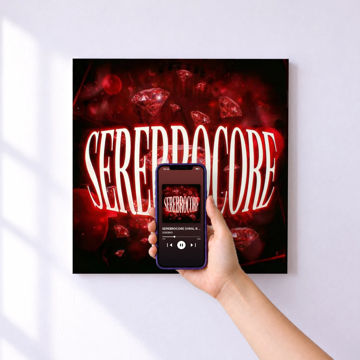 Affiche connectée SEREBROCORE (VIRAL REMIXES) de SEREBRO au mur : l'album se lance en approchant le téléphone