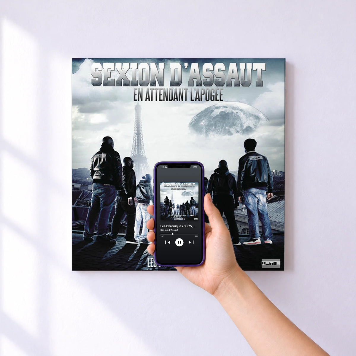 Affiche connectée Les Chroniques Du 75, En Attendant L'Apogée de Sexion d'Assaut au mur : l'album se lance en approchant le téléphone