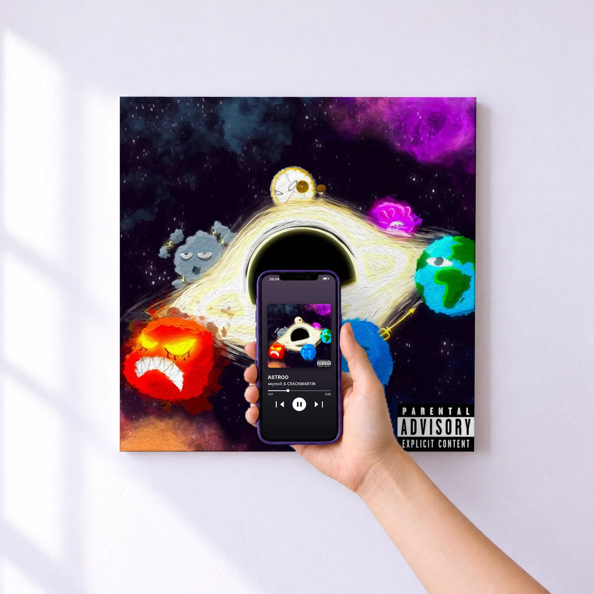 Affiche connectée ASTROO de seymoX & CRACKMARTIN au mur : l'album se lance en approchant le téléphone