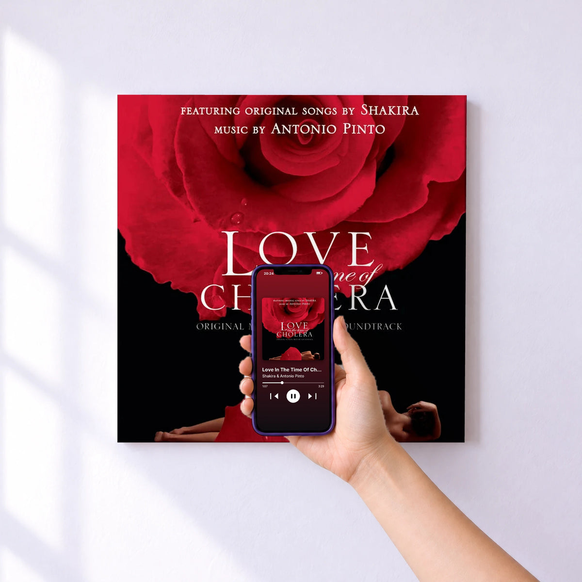 Affiche connectée Love In The Time Of Cholera de Shakira & Antonio Pinto au mur : l'album se lance en approchant le téléphone