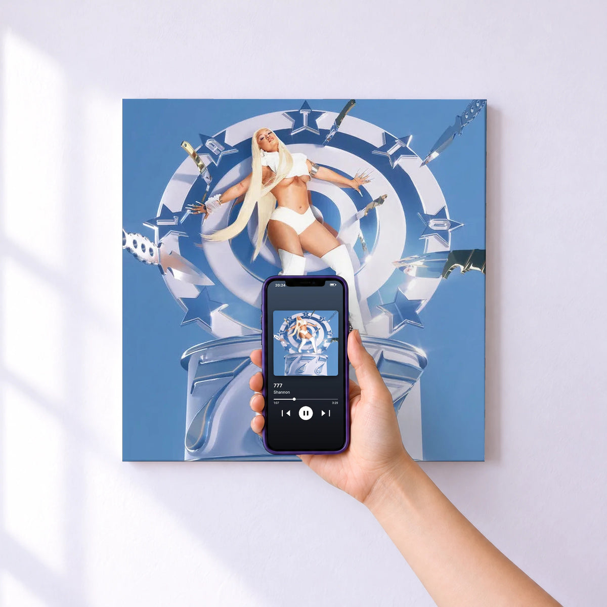 Affiche connectée 777 de Shannon au mur : l'album se lance en approchant le téléphone