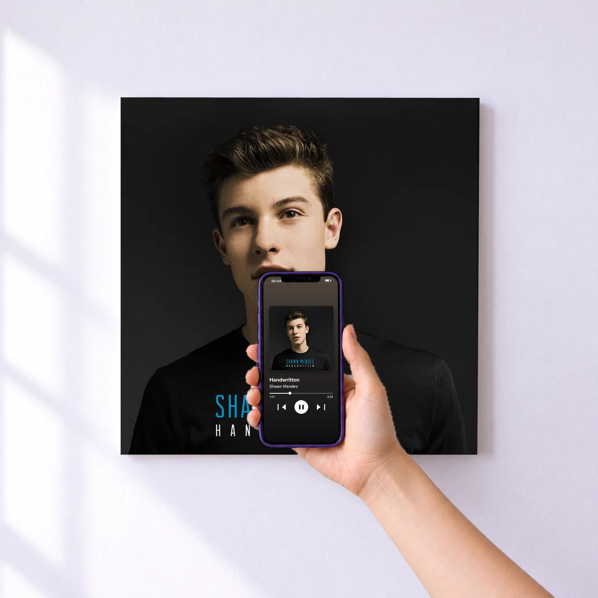 Affiche connectée Handwritten de Shawn Mendes au mur : l'album se lance en approchant le téléphone