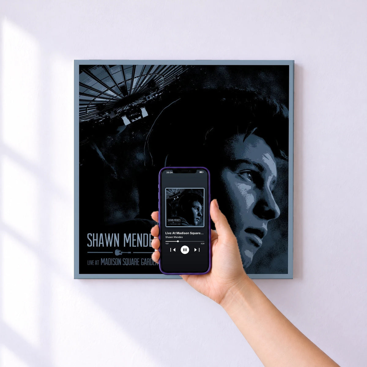 Affiche connectée Live At Madison Square Garden de Shawn Mendes au mur : l'album se lance en approchant le téléphone