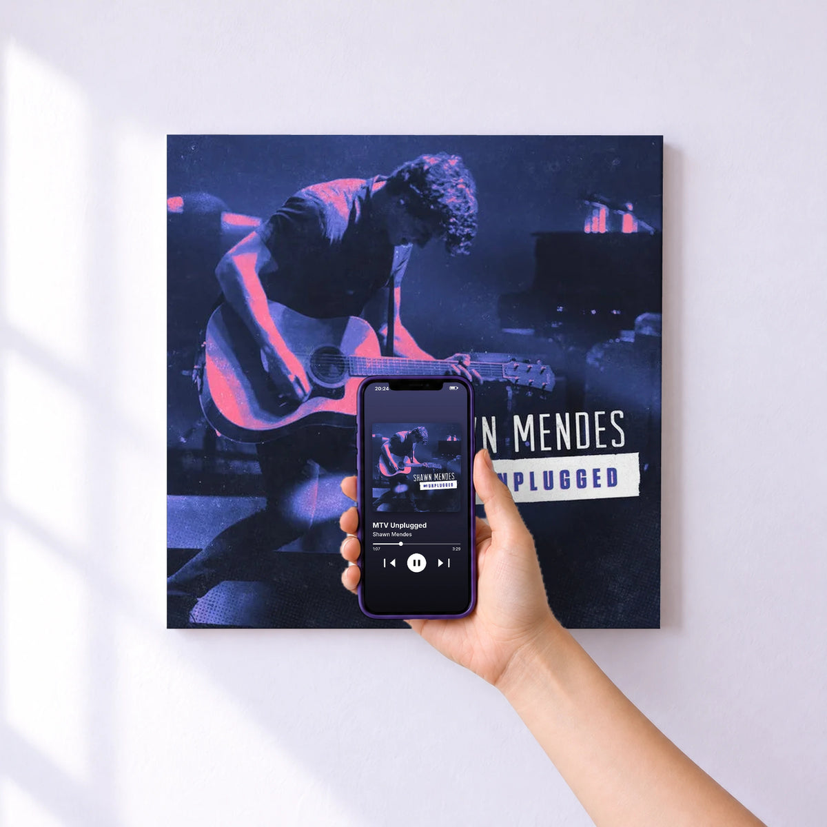 Affiche connectée MTV Unplugged de Shawn Mendes au mur : l'album se lance en approchant le téléphone