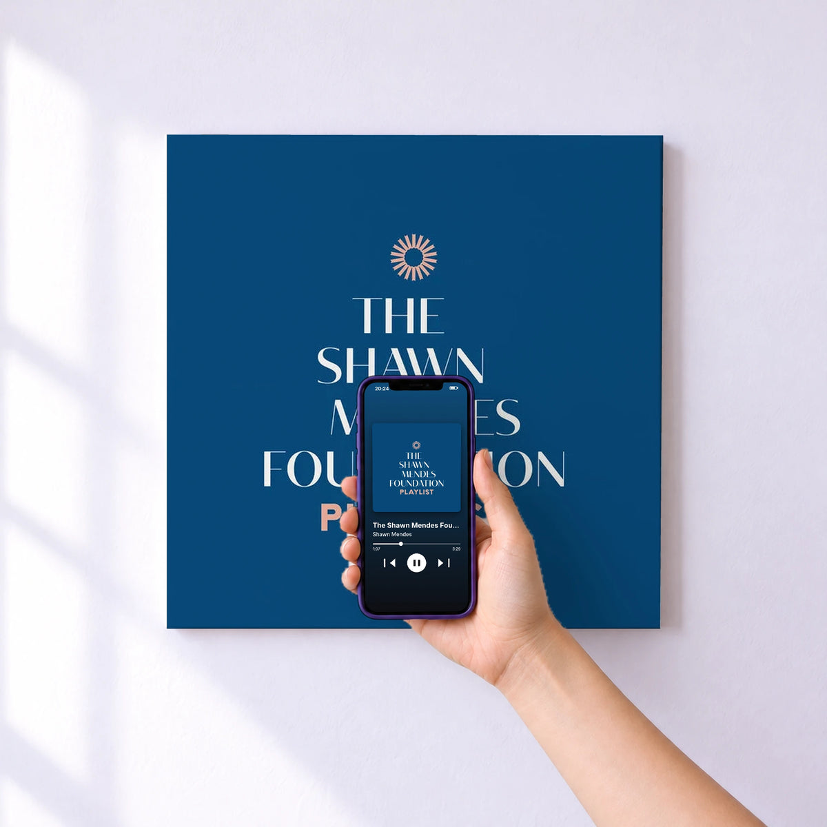 Affiche connectée The Shawn Mendes Foundation Playlist de Shawn Mendes au mur : l'album se lance en approchant le téléphone