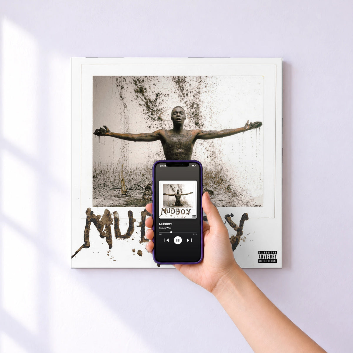 Affiche connectée MUDBOY de Sheck Wes au mur : l'album se lance en approchant le téléphone