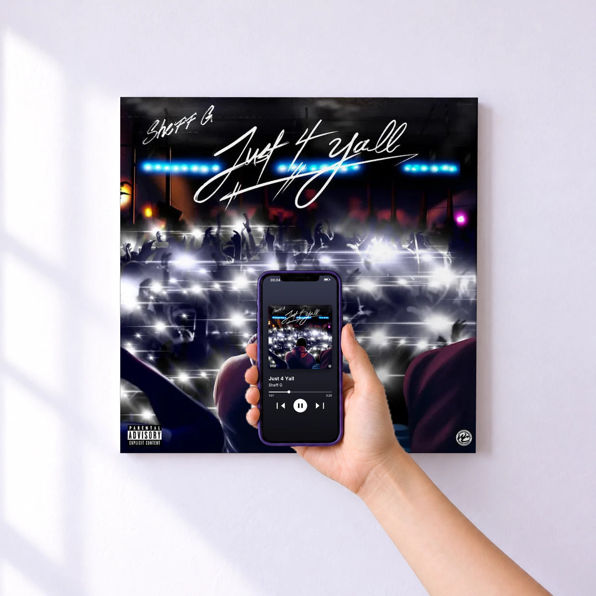 Affiche connectée Just 4 Yall de Sheff G au mur : l'album se lance en approchant le téléphone