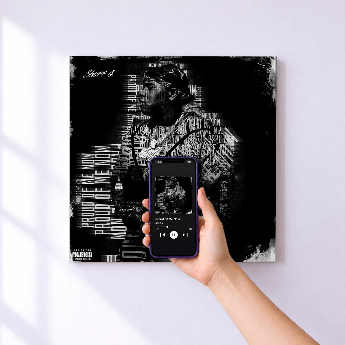 Affiche connectée Proud Of Me Now de Sheff G au mur : l'album se lance en approchant le téléphone
