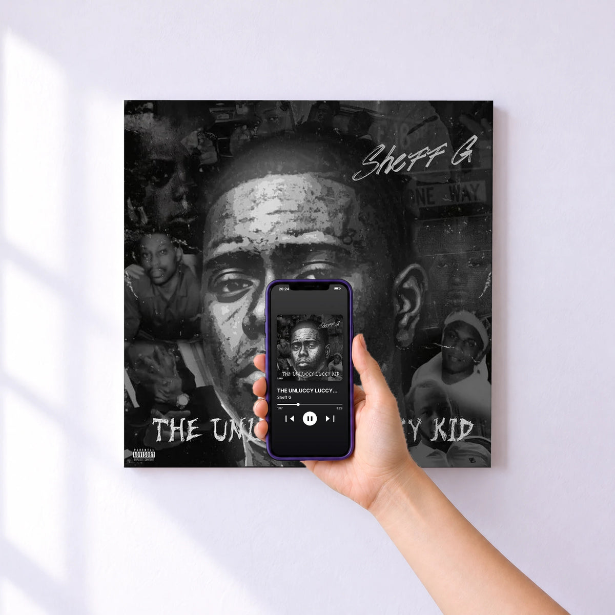 Affiche connectée THE UNLUCCY LUCCY KID de Sheff G au mur : l'album se lance en approchant le téléphone