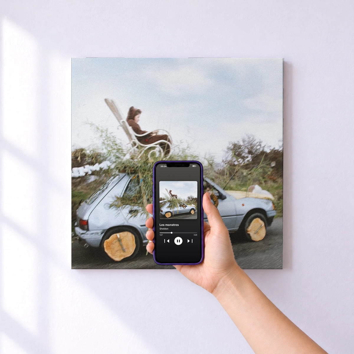 Affiche connectée Les monstres de Sheldon au mur : l'album se lance en approchant le téléphone