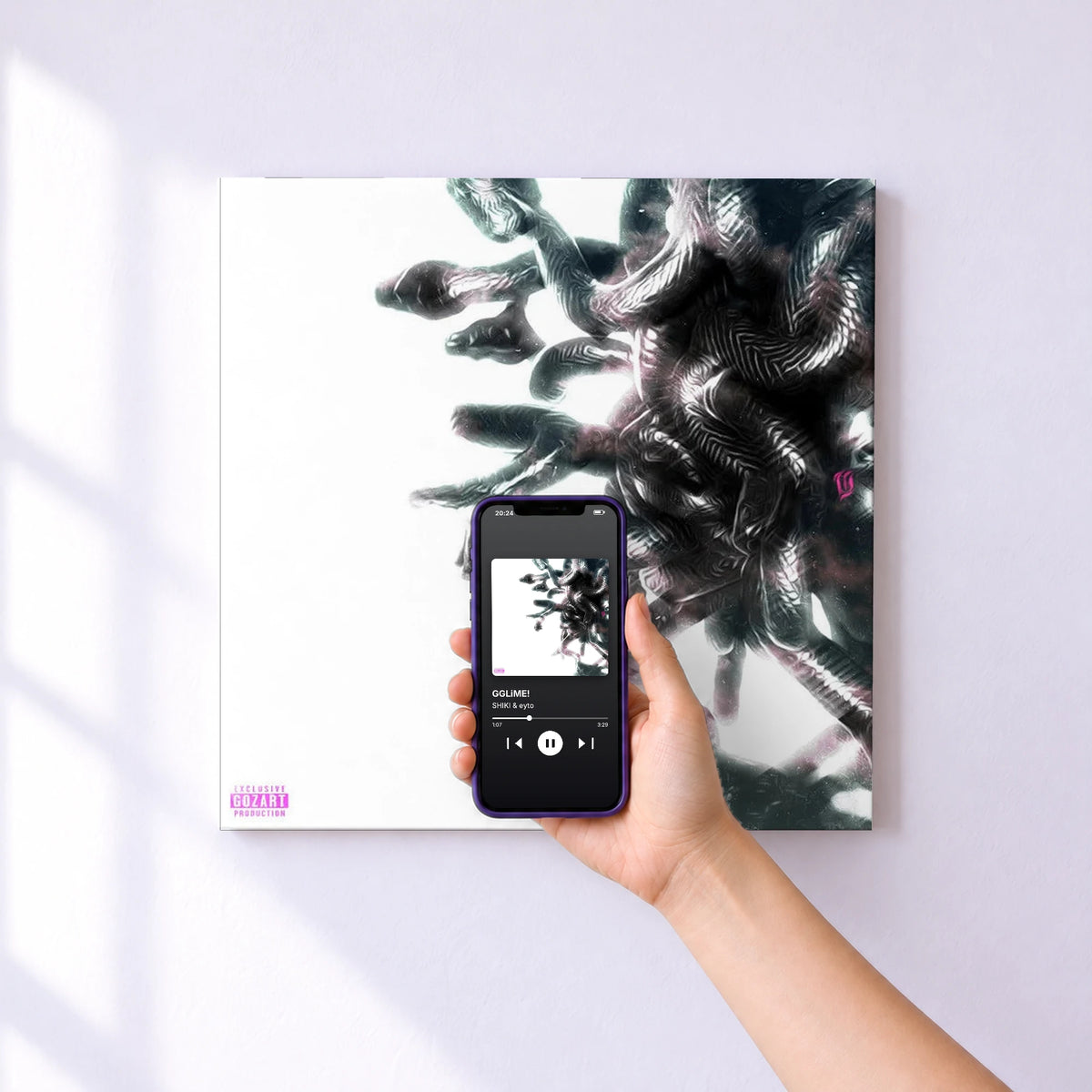 Affiche connectée GGLiME! de SHIKI & eyto au mur : l'album se lance en approchant le téléphone