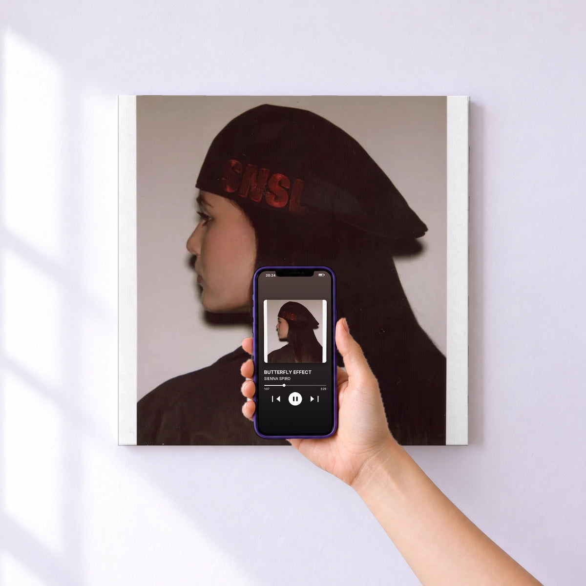 Affiche connectée BUTTERFLY EFFECT de SIENNA SPIRO au mur : l'album se lance en approchant le téléphone