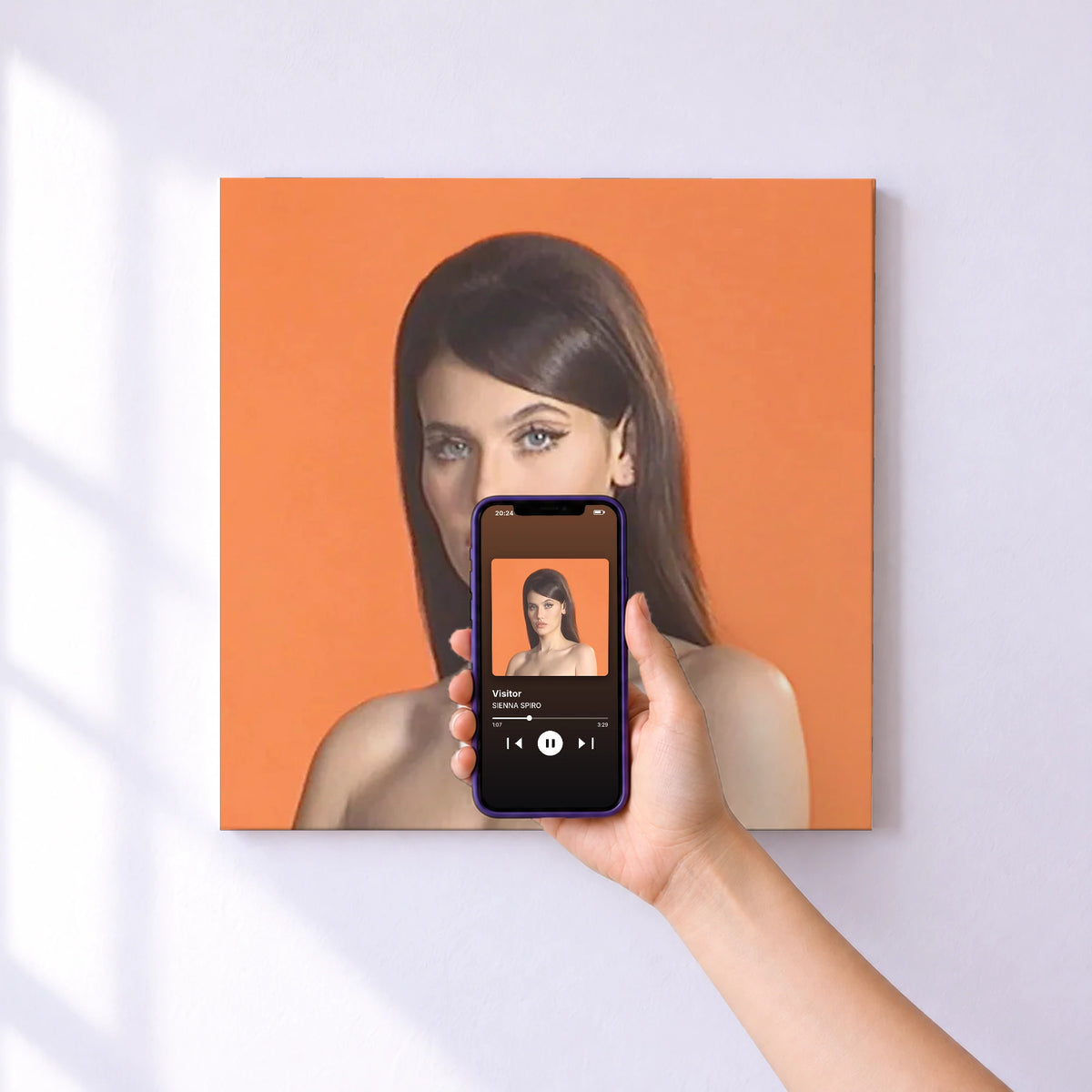 Affiche connectée Visitor de SIENNA SPIRO au mur : l'album se lance en approchant le téléphone